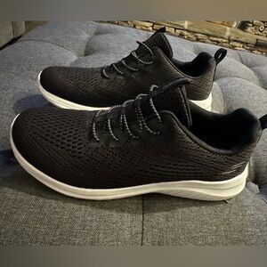 Skechers air cooled memory foam mesh top black sneaker women’s size 6.5